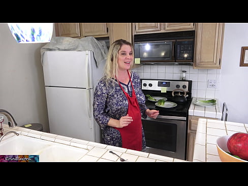 ❤️ Ibu tiri memerah susu dia di dapur sebelum kencannya ️ Porno di id.robosexshop.ru